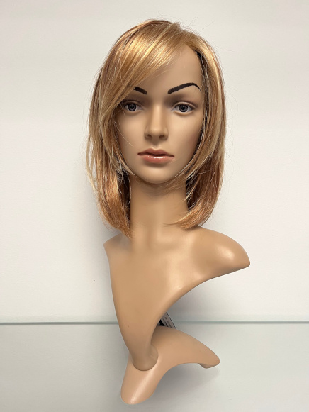 Přirozený polodlouhý účes v teplé blond
